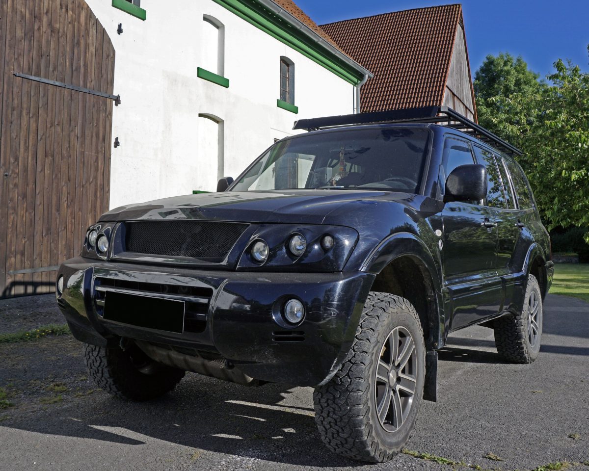 Mitsubishi pajero v60